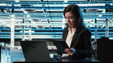 Veri merkezi uzmanı dizüstü bilgisayar ve tablet arasındaki ayarları inceliyor, endüstriyel sistemleri izliyor. Sunucu odası bilgisayar bilimcisi ağ donanımı performansını denetlemek için aygıtlar kullanıyor, kamera B