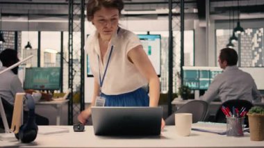 Masadaki iş kadını, performans ölçümleri, dizüstü bilgisayardaki uyum verileri. Kurumsal çalışma alanı, görsel veri, grafikler ve analitik planlama hedefleri, görev yönetimi, araştırma ve geliştirme.