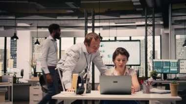 Şirket takım çalışması, çizelgeleri analiz eden profesyoneller, KPI ölçümleri. Modern ofis ortamı, proje planlaması için verimlilik, karar verme, çok uluslu şirket, iş istihbaratı.