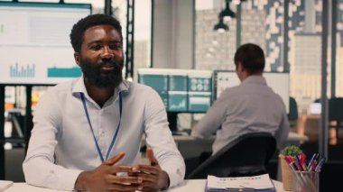 Afrika kökenli Amerikalı iş adamı seans sırasında iş birliği yapıyor. Çok uluslu şirket ofisinde dizüstü bilgisayar destekli tartışma, analitik ve stratejik planlama.