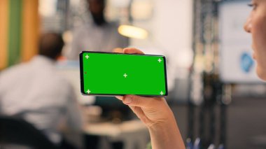 İzole edilmiş kroma anahtar telefon, oturan iş kadını çalışma masası, çizelgeler ve grafikler, stratejik planlama. Performans ölçümleri, KPI gösterge paneli, destek hedefleri, kurumsal kalkınma hedefleri.