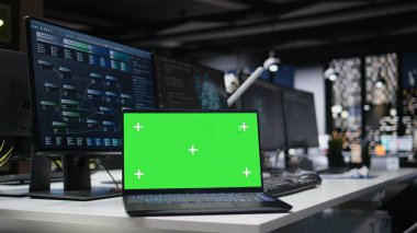 Uygulamaları geliştirmek için kullanılan boş Silikon Vadisi şirketinin ofisindeki izole ekran bilgisayarı. Uygulamaları hata ayıklamak ve sorunları çözmek için işyerindeki derin öğrenme teknolojisini kullanan taklit dizüstü bilgisayar