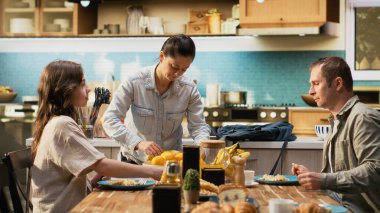 Anne kızına okulda öğle yemeği hazırlıyor, ailesi de sabah erkenden kahvaltı hazırlıyor. Okula geri dön. Sandviç ve meyvelerle yemek hazırla. Sabah rutini..