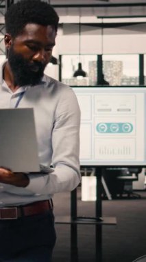 Bilgisayardaki kaynak tahsisi ve performans ölçülerini inceleyen dikey video profesyoneli. Analiz paneli destekleyici strateji, hedefler ve verimliliği olan kurumsal çalışma alanı.