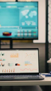 Dikey Video İş Dünyası KPI 'leri boş yönetici ofis ortamında, modern mobilya ve profesyonel malzemelerle dekore edilmiş çalışma ortamında ekranda gösteriliyor. Şık bir ofiste, parlak bir iç mekanda kimse yok..