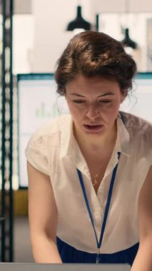 Vertical Video Diverse çalışma ekibi iş istihbarat raporlarını inceliyor ve profesyonel ofis çalışma alanındaki verileri tahmin ediyor. Başlangıçta hedeflere ve veri analizine dayalı takım işbirliği