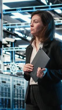 Dikey Veri Merkezi Sistem Yöneticisi sunucu yük dengesini optimize etmek için sanal grafiklere bakar. Sunucu merkezi bilgisayar bilimcisi, VFX sistemlerini denetlemek için kablo ağ görselleştirmesi kullanıyor