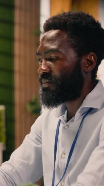 Dikey Afrikalı Amerikalı adam, iş istihbaratı, tahmin raporları, modern ofis alanı. Çizelgeler ve içgörüler, organizasyonel planlama, hedeflere ulaşım, araştırma ve geliştirme.