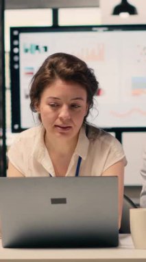 Dikey video çeşitliliği şirket takımı, eylem planı, iş brifingi hedefleri. Veri analizi, KPI gösterge paneli ve raporlar, modern ofis ortamı, risk değerlendirmesi, örgütsel gündem.