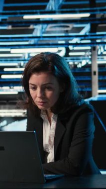 Klavyede dikey video daktilo, dizüstü bilgisayar ve mühendislik veri merkezinde sorun çıkaran süper bilgisayarların bağlantı sorunları. Vites hataları, dizüstü bilgisayar programı ve sunucu merkezi çözümleme uzmanı düzeltiliyor