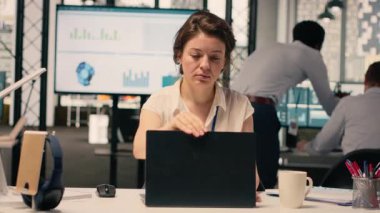 Portre işkadını, veri analizi, tahmin raporları, şirket ofisi. Grafikli dizüstü bilgisayar, KPI metrikleri, iş geliştirmeyi destekleme, üretkenlik, küresel işletme, strateji.