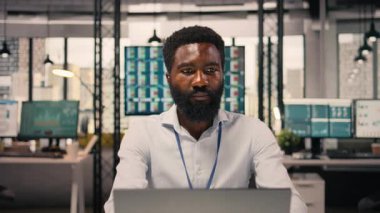 Siyah iş adamı, dizüstü bilgisayarda analitik, performans ölçümleri, modern ofis. Görsel veriler, grafikler ve KPI raporları, stratejik karar verme süreci, çok uluslu şirket, küresel işletme.