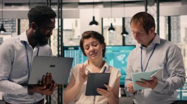 Çalışan ekibin portresi veri analizi sonuçlarını ve KPI ölçümlerini şirket çalışma alanında analiz ediyor. Strateji, performans raporlama ve geliştirme konularında işbirliği yapan çeşitli iş adamları.