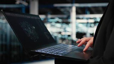 Veri merkezi teknisyenini bilgisayardaki AI LLM asistanıyla sorun çözmek için kapatın. Sunucu merkezi uzmanı, sistem günlüklerini analiz etmek için yapay zeka modelini kullanıyor. Kamera A.