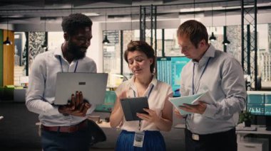 Çalışan ekibin portresi veri analizi sonuçlarını ve KPI ölçümlerini şirket çalışma alanında analiz ediyor. Strateji, performans raporlama ve geliştirme konularında işbirliği yapan çeşitli iş adamları.