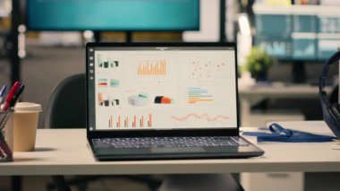 Şirket verileri boş yönetici ofisinde, modern mobilya ve ofis malzemeleriyle dekore edilmiş profesyonel çalışma ortamında gösteriliyor. Şık ofisteki hiç kimse, doğal ışık.