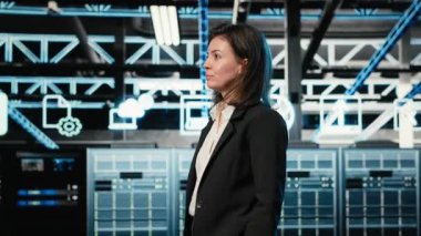 Platformları denetlemek, VFX bileşimi ve mavi kablo ağı ekipmanlarıyla veri merkezinde yönetici olmak. Artırılmış gerçeklik, donanım simülasyonu örtüşmesi ve sunucu merkezinde yürüyen bilişim uzmanı, kamera B