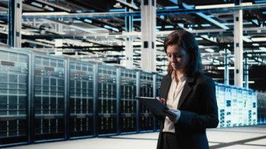 Veri merkezi yazılım geliştiricisi tablet üzerinde kodlama yapıyor, artırılmış gerçeklik dijital ikizi yaratmak için sondaj kulesini tarıyor. Sunucu çiftliğindeki kadın aygıt üzerinde programlama betiği çalıştırıyor, VFX üstüste, kamera A