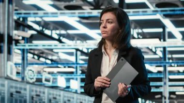 Veri merkezi sistem yöneticisi sunucu yükü dengesini optimize etmek için sanal grafiklere bakar. Sunucu merkezi bilgisayar bilimcisi, kablolu ağ görsellemesini kullanarak sistemleri, VFX örtüsünü ve B kamerasını denetliyor.