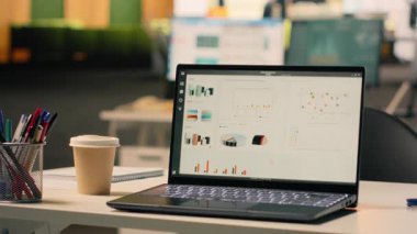 Bilgisayarlı ekranda çalışan performans ölçümleri boş açık ofiste, malzeme ve aletlerle dolu, modern iç dekorasyonda mobilya ve doğal ışıkla dekore edilmiş bir masa. Çalışma ortamı.