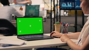 Ofis masasında çalışan bir kadının olduğu yeşil ekran modeli, küresel iş analizlerini inceleyen profesyonel bir işçi ve tahmin raporları. Geliştirme için iş zekası.