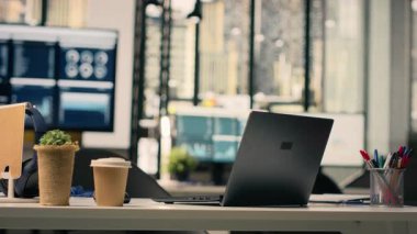 İş ortamı, boş alan, modern mobilyalı ofis. Gökdelenlerin yanındaki parlak şık ofis, malzemelerle dekore edilmiş, pencerelerden gelen doğal ışık, yürütme alanı.