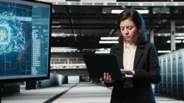 Veri merkezindeki kadın teknisyen yapay zekayı optimize etmek için çabalıyor. Hayal kırıklığına uğramış sunucu merkezi çalışanı yapay zeka öğrenme teknolojisi, kamera B 'den kaynaklanan hatalar yüzünden kaşlarını çatmış.