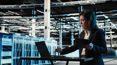 Veri Merkezi kadın idarecisi ekipman teçhizatlarında güvenlik denetimi yapmak için cihazlar ve AR simülasyonu kullanır. Sunucu çiftliğindeki kadın güvenlik duvarı korumasını doğrulamak için dijital ikiz tarama viralizasyonu kullanır. Kamera A