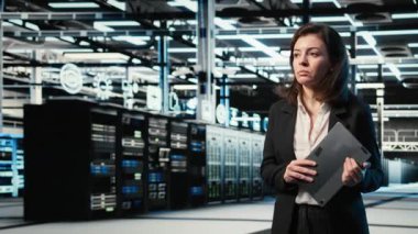 Veri merkezi kadın programcısı sunucu yükü dengeleme ve VFX bileşimini optimize etmek için dijital ikiz taraması yapıyor. Sistem parametrelerini ayarlamak için AR simülasyonu ve aygıtı kullanan sunucu merkezi çalışanı, kamera A