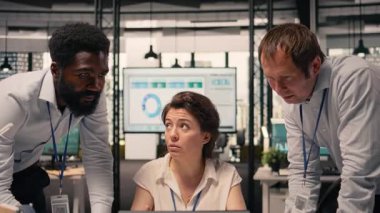 Çeşitli kurumsal ekip, toplantı strateji, planlama ve görsel veriler, iş istihbarat raporları, profesyoneller hedefleri tartışıyor, iş başarısı için üretkenlik, risk değerlendirmesi.