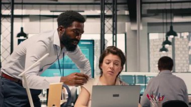 Çok uluslu bir şirket ofisinde çeşitli çalışma ekipleri hava tahminleri ve kaynak tahsisini tartışıyor. Laptop desteğinde gösterilen görsel veri ve raporlar stratejik planlama ve hedeflere ulaşma.