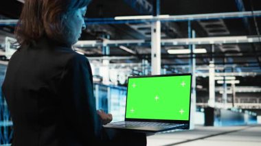 Veri merkezi programcısı tarafından elektronik sorunları çözmek için kullanılan yeşil ekran dizüstü bilgisayar. Sunucu odası bilgi işlem uzmanı sistem günlüklerini analiz etmek ve ekipman arızalarını gidermek için A kamerasını kullanıyor.