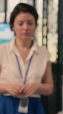 İş kadınının ofis masasında dizüstü bilgisayarını açtığı dikey video portresi, profesyonel bir çalışma alanındaki performans değerlendirmesi sırasında çizelgeleri ve grafikleri analiz ediyor. KPI metrik kurumsal yaşam biçimi.