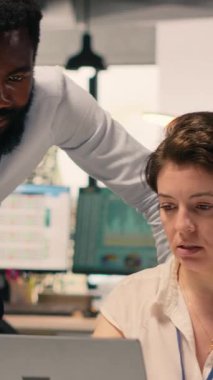 Dikey Video Çeşitliliği iş ekibi, raporlama, veri analizi, profesyonel ofis çalışma alanı. Çizelgeler ve içgörüler, performans değerlendirmesi, proje geliştirme, takım işbirliği.