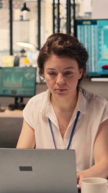 Dikey Video Çeşitliliği iş ekibi modern ofiste strateji brifingi veriyor. Profesyonel bir kurumsal yaşam tarzında görsel veriler, performans ölçümleri ve raporlar planlama ve görev yönetimini destekler