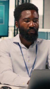 Dikey Video Siyah Adam çalışanı, parasal veriler, performans değerlendirmesi, dizüstü bilgisayar, kurumsal çalışma alanı, analitik gösterge paneli, kaynak tahsisi, verimlilik, küresel iş başarısı. İş bilgileri.