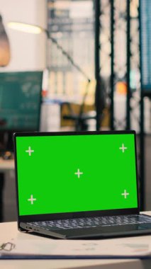 Çok uluslu bir şirket ofisinde krom anahtar dizüstü bilgisayar, KPI ve görsel verilerle çalışan bir iş kadını. Çalışan organizasyon planlama ve performans değerlendirmesi yapar..