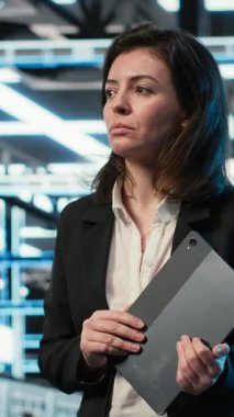 Dikey Veri Merkezi Sistem Yöneticisi sunucu yük dengesini optimize etmek için sanal grafiklere bakar. Sunucu merkezi bilgisayar bilimcisi, VFX sistemlerini denetlemek için kablo ağ görselleştirmesi kullanıyor