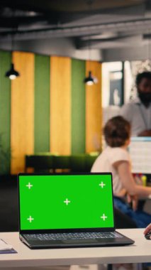 İş adamı, veri analizi ve verimliliği iş araştırma ve geliştirmeyi güvence altına alan verilerle birlikte telefon ve mavi ekranda dikey video anahtarı. Çokuluslu şirket görevleri.