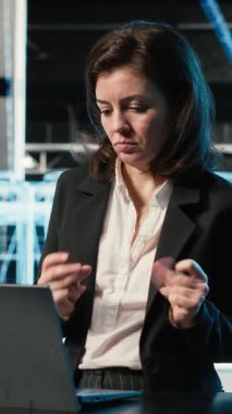 Bilgisayardaki sistem hatalarını düzelttikten sonra kutlama için dans eden dikey video sunucu merkezi mühendisi Happy. Operasyon hedeflerine ulaştıktan sonra heyecanını ifade eden kendinden geçmiş veri merkezi yöneticisi, kamera B