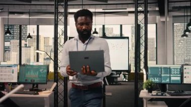 Modern ofiste çalışan işadamı iş istihbaratı ve KPI metrikleri, görsel veriler, grafikler ve örgütsel planlamayı ve profesyonel iş akışını destekleyen tahmin raporlarını analiz ediyor..