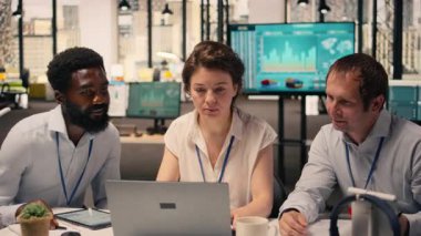 Çeşitli iş adamları modern ofiste strateji brifingi veriyor. Profesyonel bir kurumsal yaşam tarzında görsel veriler, performans ölçümleri ve raporlar planlama ve görev yönetimini destekler.