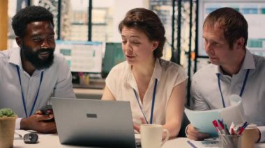 Profesyonel takım, ofis çalışma alanında toplantı, görsel veri ve grafikler, iş birliği, performans ölçümleri, dizüstü bilgisayarda raporlama, üretkenlik gelişimi, araştırma ve geliştirme.