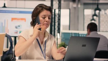 Kadın cep telefonu görüşmesi, uzaktan iş görüşmesi, modern ofis, laptop desteği, tahmin raporları, veri analizi ve içgörü, kaynak tahsisi ve performans değerlendirmesi. Hücresel ağ.