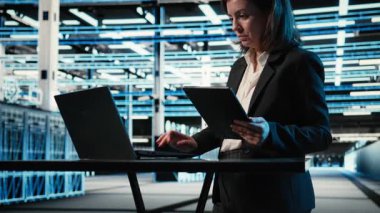 Veri merkezi uzmanı dizüstü bilgisayar ve tablet arasındaki ayarları inceliyor, endüstriyel sistemleri izliyor. Sunucu odası bilgisayar bilimcisi ağ donanımı performansını denetlemek için aygıtlar kullanıyor, kamera A