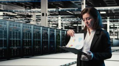 Evrak okuma, mavi kablo örgüsü ve veri merkezindeki donanım donanımlarını denetleme. Belgeler analiz ediliyor, AR altyapı görselleştirme ve sunucu çiftliğinde çalışan kadın, kamera A