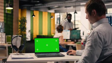 Krom anahtar dizüstü bilgisayar, masa başında profesyonel işçi, iş istihbaratı, analitik gösterge paneli, kurumsal çalışma alanı. Görsel veriler, performans ölçümleri, araştırma ve geliştirme, verimlilik.