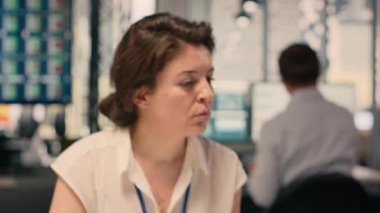 Temel fikirleri belgeleyen ve deftere yazı yazan, görevleri planlayan ve KPI için araştırma yapan kadın işçi. İş istihbaratı için hedefleri yansıtan el yazısıyla yazılmış notlar hazırlıyorum..