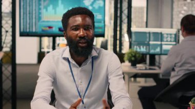 Afrikalı Amerikalı iş adamı online toplantıya dizüstü bilgisayarla katılıyor. Video konferansı, hedefleri ve organizasyonel planlamayı, uyumu destekleyen içgörüler ve iş zekasını gösteriyor.