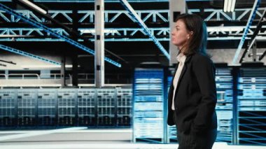 Veri merkezi yöneticisi mavi kablo örgülü ekipman donanımlarını inceliyor, VFX bileşimi. Sunucu merkezinde yürüyen bilişim uzmanı, donanımlı artırılmış gerçeklik simülasyonuna bakıyor, kamera A